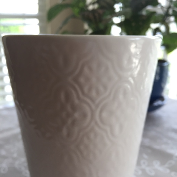 $5 when Bundled with 2 other items.
White CERAMIC FLOWER POT - Picture 1 of 3